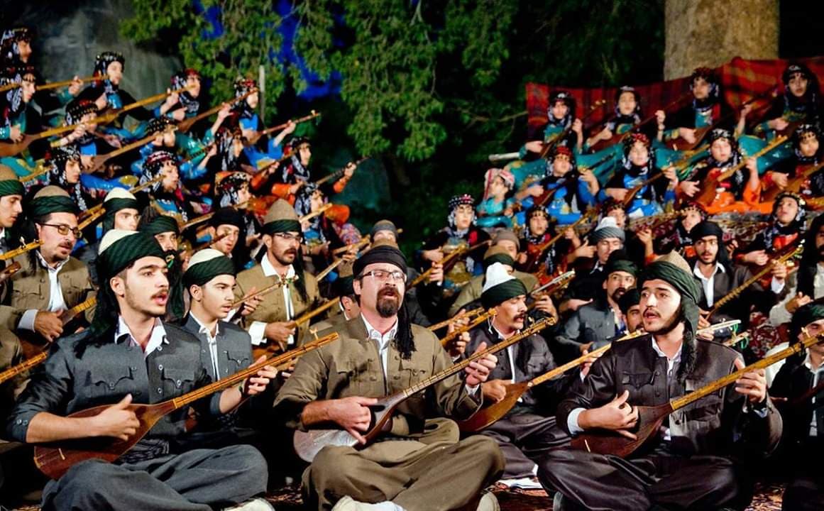 كاكه‌ییه‌كان كێن؟ کۆمەڵگە و خەسڵەتەکانی، ئایین و بیروباوەڕیان، سرووت و نەریتەکانیان